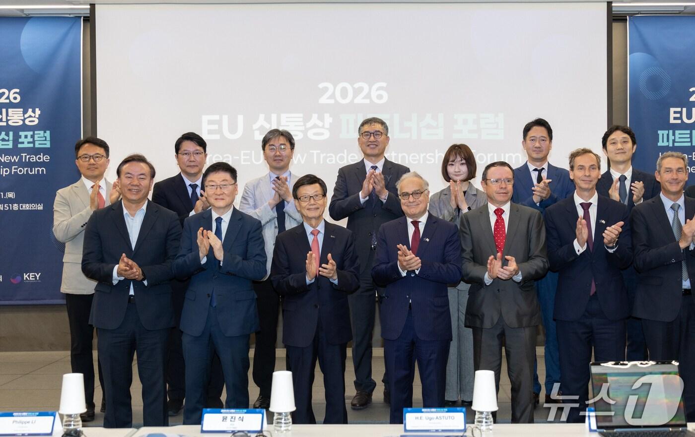 본문 이미지 - 한국무역협회가 21일 서울 강남구 삼성동 트레이드타워에서 개최한 ‘2026 EU 신통상 파트너십 포럼’에서 주요 인사들이 기념사진을 촬영하고 있다. 첫째줄 왼쪽 두번째부터 KEY 이준 이사장, 한국무역협회 윤진식 회장, 주한 EU 대표부 우고 아스투토 대사.(무협 제공)