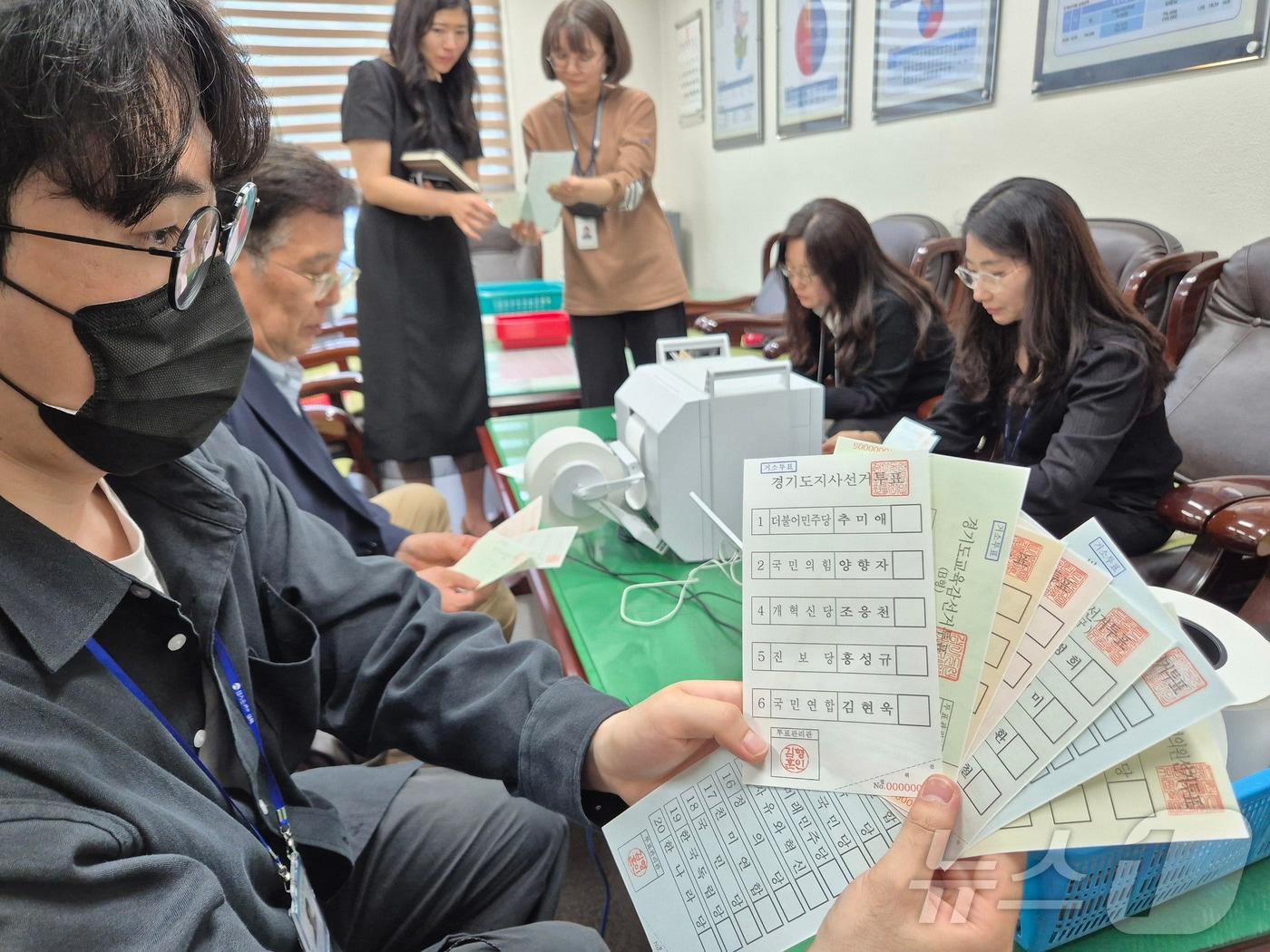본문 이미지 - 21일 수원시영통구선거관리위원회에서 직원들이 제9회 전국동시지방선거 거소투표용지를 출력하고 있다. (경기도선거관리위원회 제공. 재판매 및 DB 금지) 2026.5.21 ⓒ 뉴스1