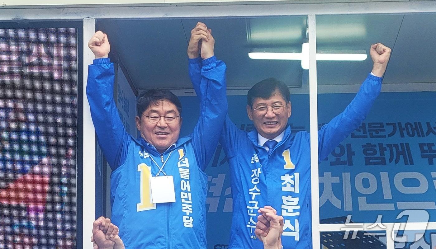 본문 이미지 - 더불어민주당 최훈식 전북 장수군수 후보(오른쪽)가 공식 선거운동 첫날인 21일 장수터미널에서 출정식을 가졌다.(캠프 제공. 재판매 및 DB금지)2026..5.21/뉴스1