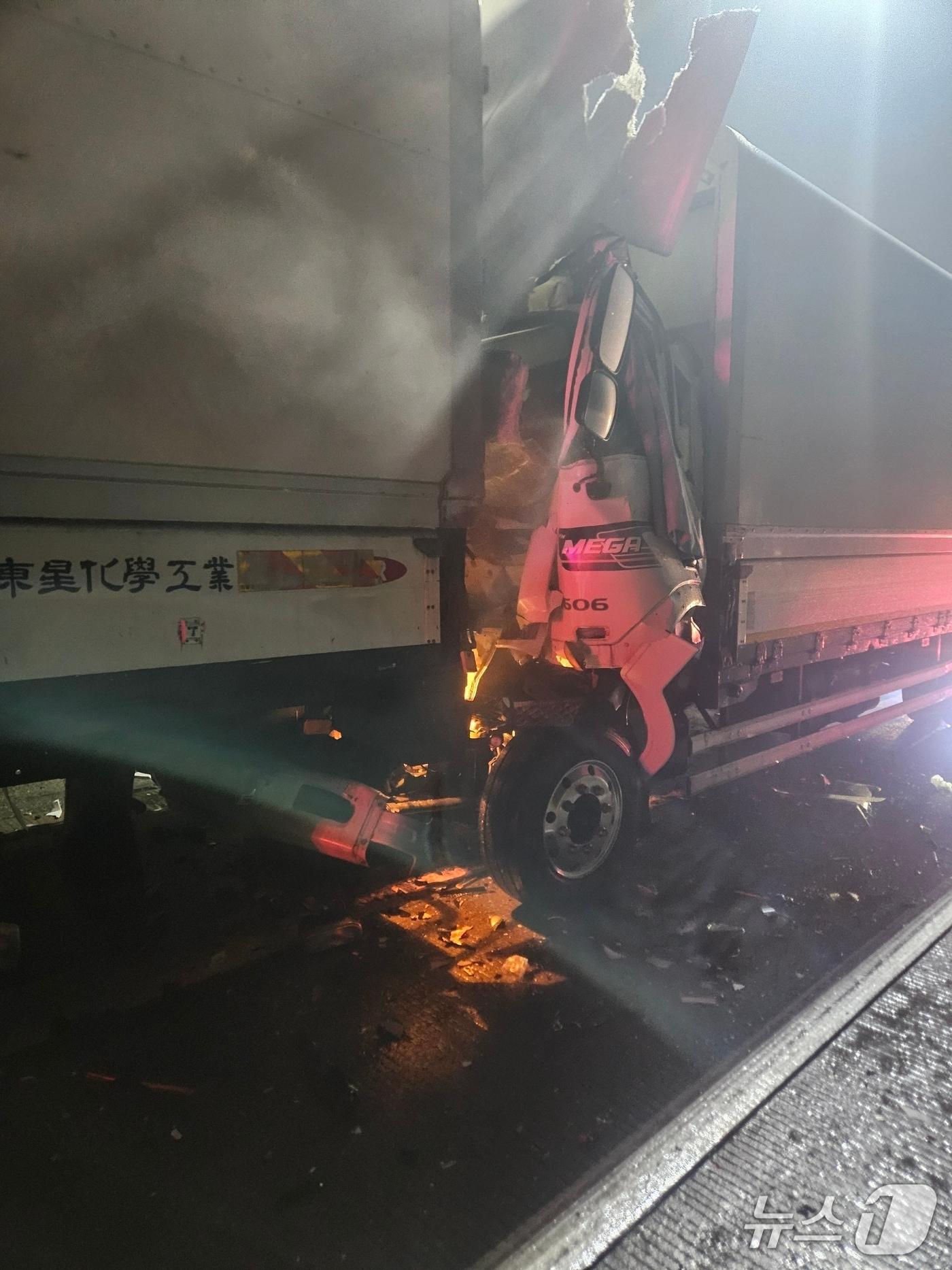 본문 이미지 - 21일 오전 2시 45분쯤 경북 상주시 낙동면 신오리 중부내륙고속도로에서 화물차가 정차해 있던 다른 화물차를 들이받아 크게 부서졌다.(독자 송영훈 씨 제공. 재판매 및 DB 금지)2026.5.21/뉴스1