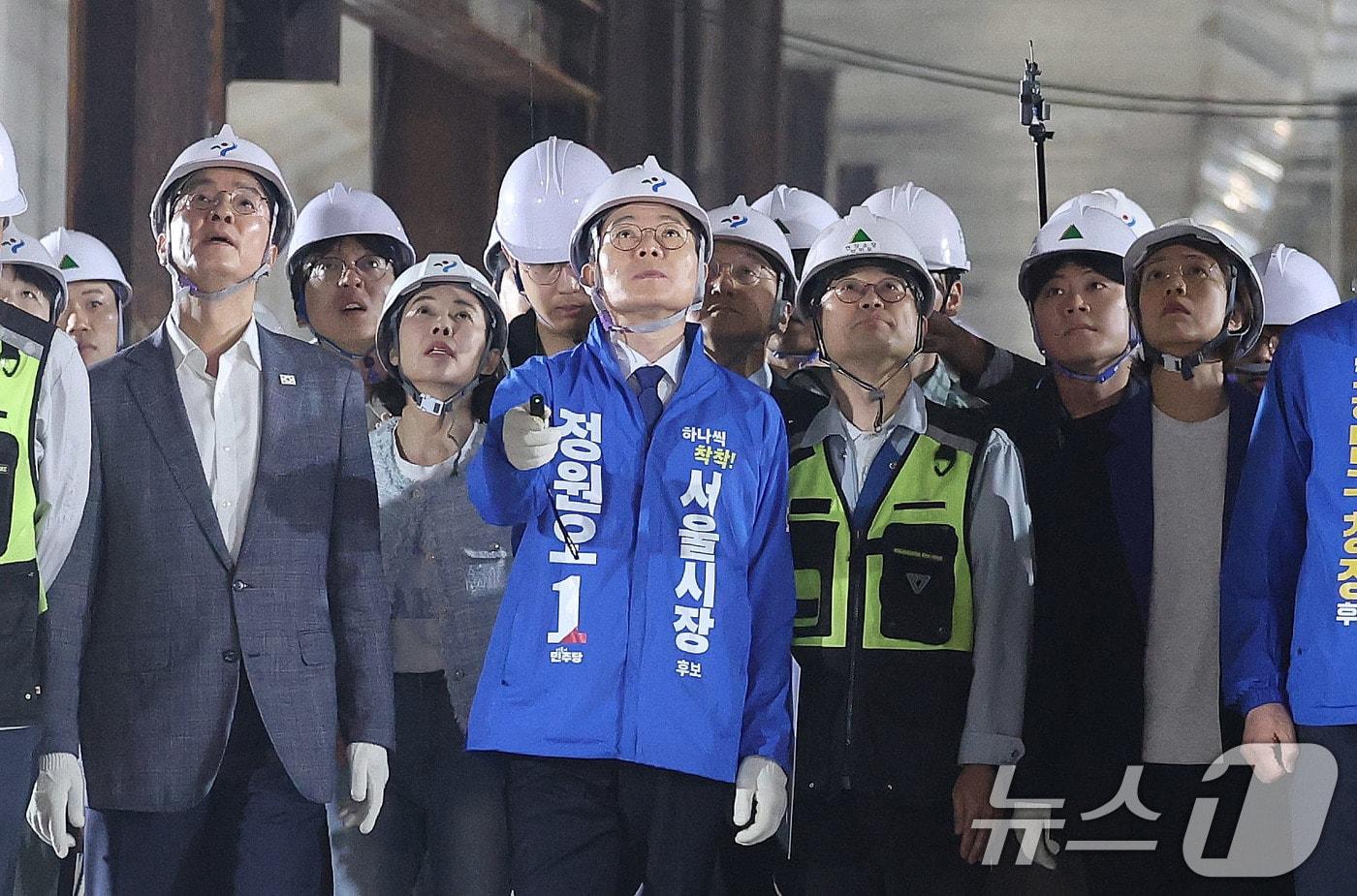 본문 이미지 - 정원오 더불어민주당 서울시장 후보가 21일 서울 강남구 GTX-A 삼성역 지하5층 공사현장을 찾아 크고 작은 균열 상태를 살펴보고 있다. ⓒ 뉴스1 박지혜 기자