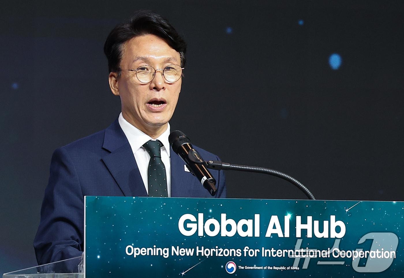 본문 이미지 - 김민석 국무총리가 21일 서울 용산구 그랜드하얏트 서울에서 열린 글로벌 AI 허브 비전 선포식에서 환영사를 하고 있다. 2026.5.21 ⓒ 뉴스1 김성진 기자