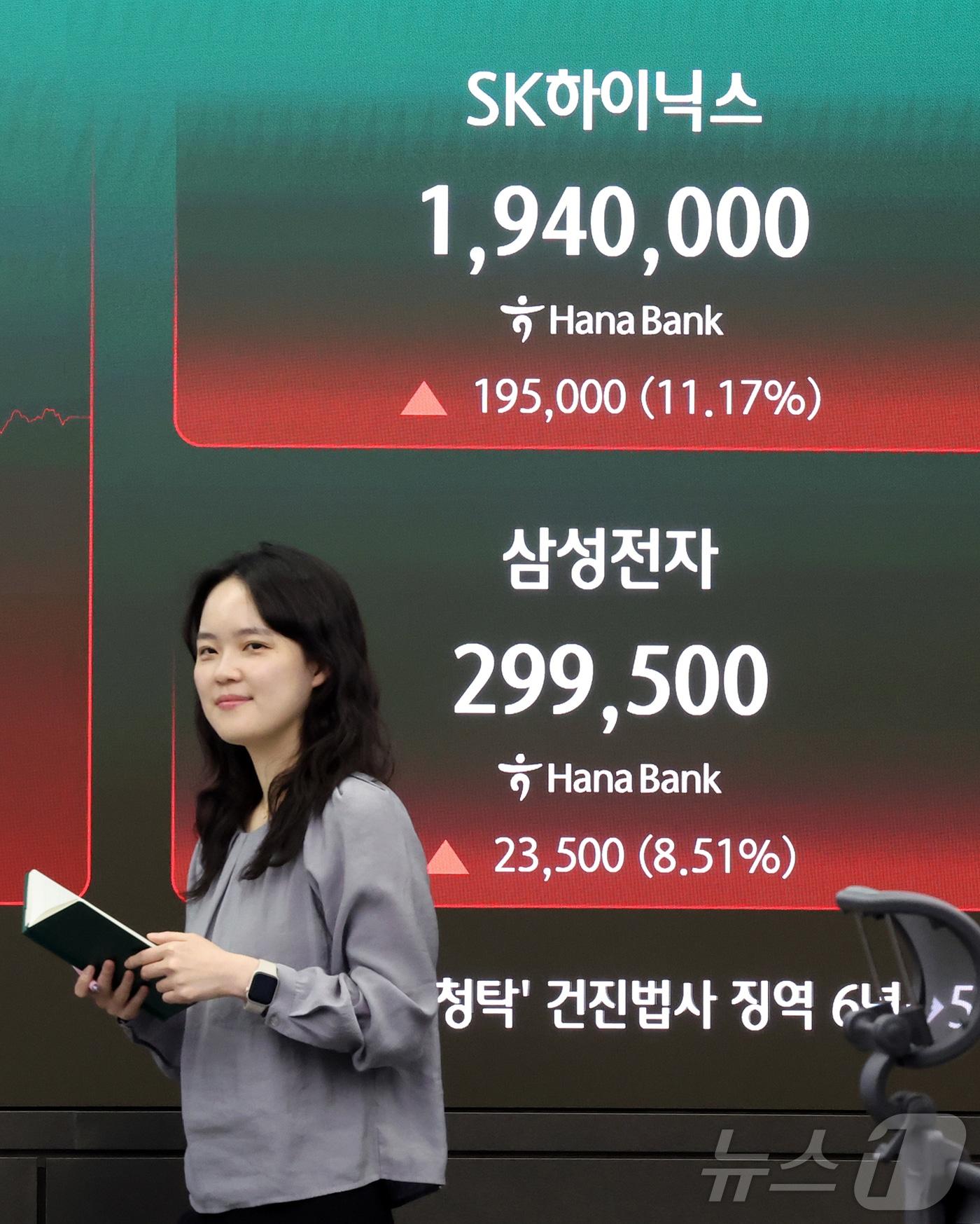 본문 이미지 - 21일 오후 서울 중구 하나은행 딜링룸 전광판에 삼성전자·SK하이닉스 주가가 표시돼있다. 이날 코스피 지수는 전거래일 대비 606.64(8.42%) 포인트 상승한 7815.59로 장을 마감했다. 2026.5.21 ⓒ 뉴스1 김진환 기자