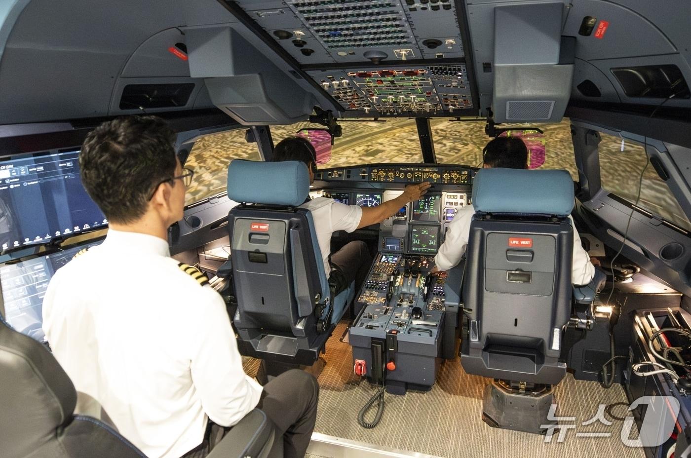 본문 이미지 - A320neo 시뮬레이터에서 운항 승무원들이 훈련을 하고 있는 모습.(진에어 제공) 