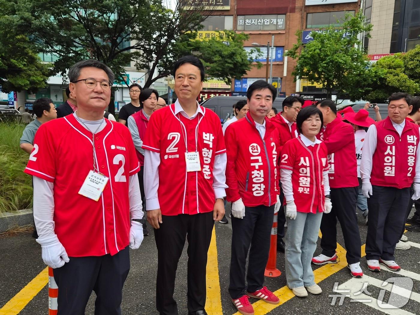본문 이미지 - 김영욱 국민의힘 부산진구청장 후보(왼쪽 세 번째)가 21일 유세 첫날 부산진구 서면교차로에서 출정식을 열고 본격적인 선거운동에 돌입했다. 2026.5.21/뉴스1 ⓒ News1 임순택 기자