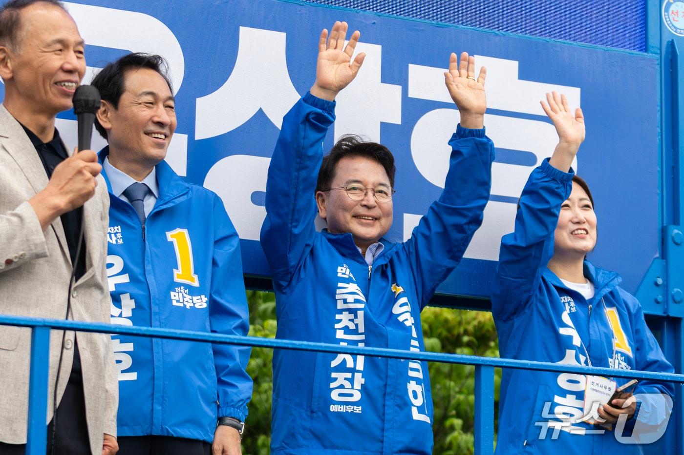 본문 이미지 - 육동한 더불어민주당 춘천시장 후보가 21일 오전 춘천 하이마트 사거리에서 '더민주 춘천 원팀 출정식'에서 시민들에게 손을 흔들고 있다.(육동한 후보 캠프 측 제공, 재판매 및 DB금지)