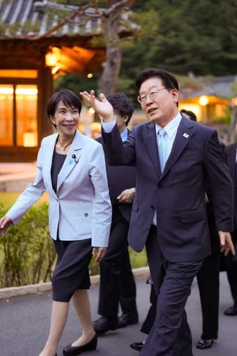 본문 이미지 - 이재명 대통령(오른쪽)과 다카이치 사나에 일본 총리가 지난 19일 경북 안동에서 진행된 한일정상회담 뒤 만찬장으로 이동하며 대화를 나누고 있다. (일본 총리관저 홈페이지)