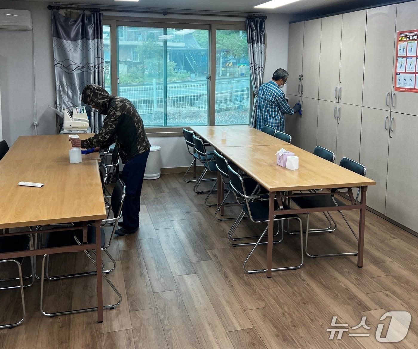 본문 이미지 - 강원 평창군이 5월부터 올해 매분기마다 지역 등록 경로당 192곳을 대상으로 정기적인 소독·방역 사업을 제공한다. (평창군 제공. 재판매 및 DB금지) 2026.5.21/뉴스1