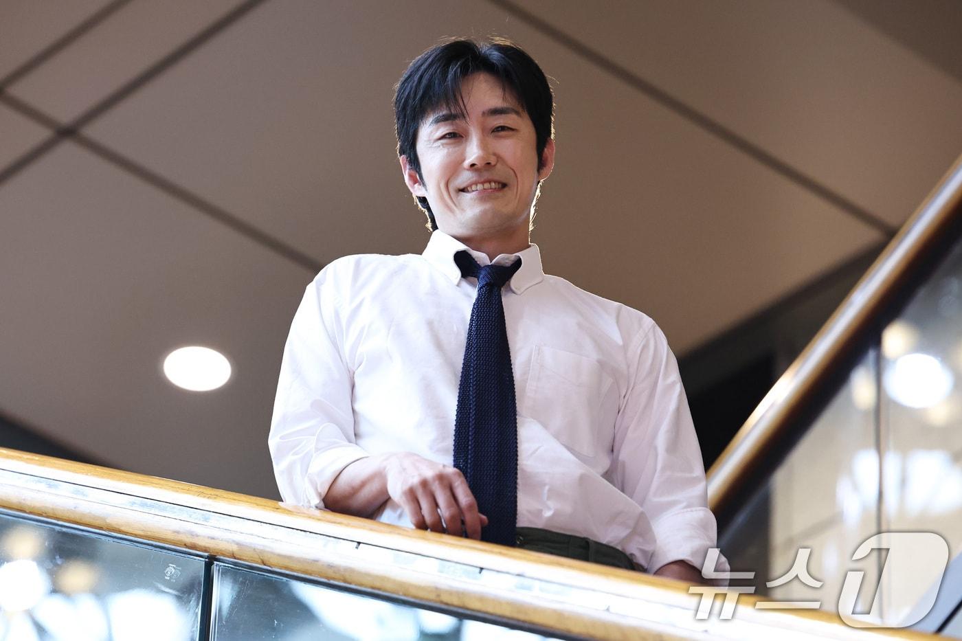 본문 이미지 - 드라마 '허수아비'에서 강성경찰서 형사역을 맡은 배우 전재홍이 뉴스1과의 인터뷰를 앞두고 카메라 앞에서 포즈를 취하고 있다. ⓒ 뉴스1 구윤성 기자