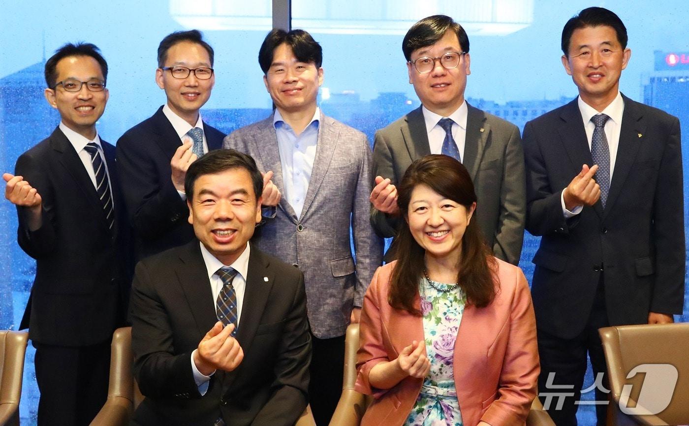 본문 이미지 - 박종길 근로복지공단 이사장(앞줄 왼쪽)이 20일 서울 로얄호텔에서 가오리 나카무라 오사카 국제노동기구(ILO) 아태지역 사무소장(앞줄 오른쪽) 등 관계자들과 양자협력 회의를 마친 뒤 기념촬영을 하고 있다. (근로복지공단 제공. 재판매 및 DB 금지) /뉴스1