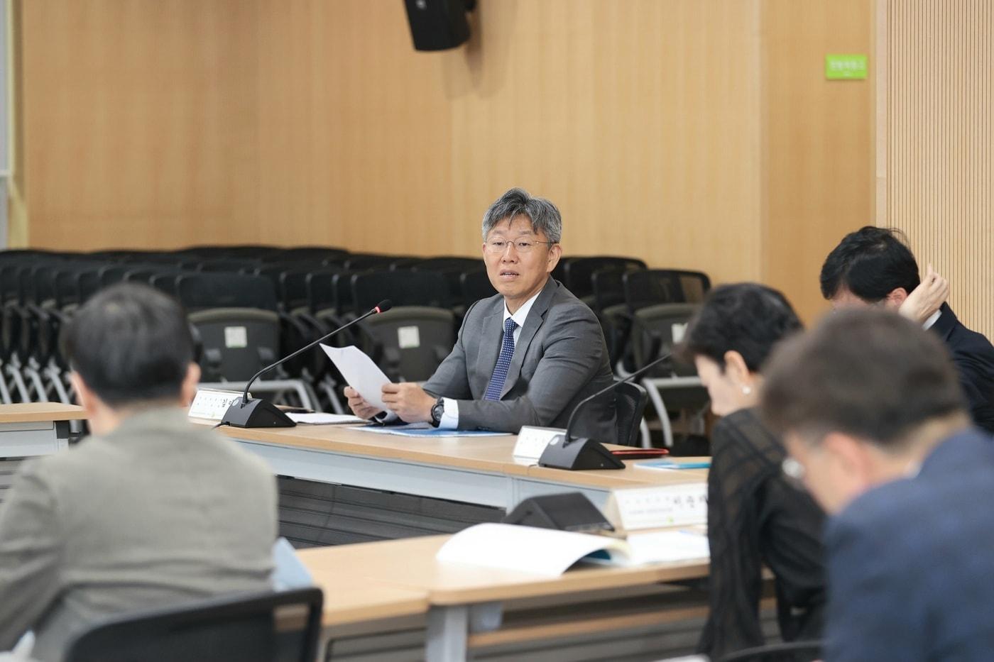 본문 이미지 - 21일 열린 국토교통부 및 국토연구원 간 정책연구협의회에서 김이탁 제1차관이 발언하고 있다.(국토부 제공) / 뉴스1 ⓒ News1