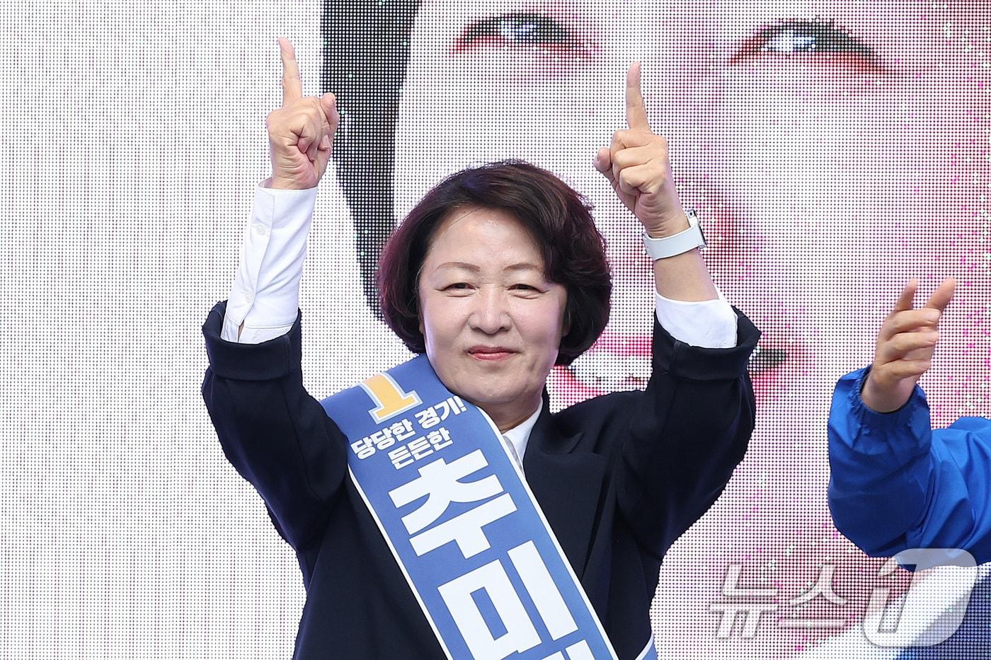 본문 이미지 - 추미애 더불어민주당 경기도지사 후보가 6·3 지방선거 공식 선거운동이 시작된 21일 경기 성남시 서현역을 찾아 시민들에게 지지를 호소하고 있다. 2026.5.21 ⓒ 뉴스1 신웅수 기자