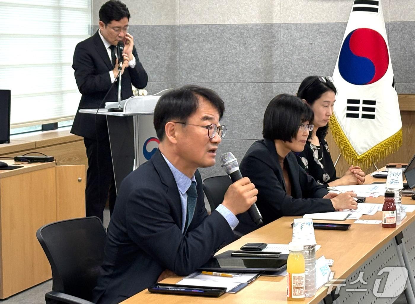 본문 이미지 - 정연우 지식재산처 차장(맨 앞) 디자인 정책 간담회에서 인사말을 하고 있다.(지식재산처 제공.재판매 및 DB금지)/뉴스1