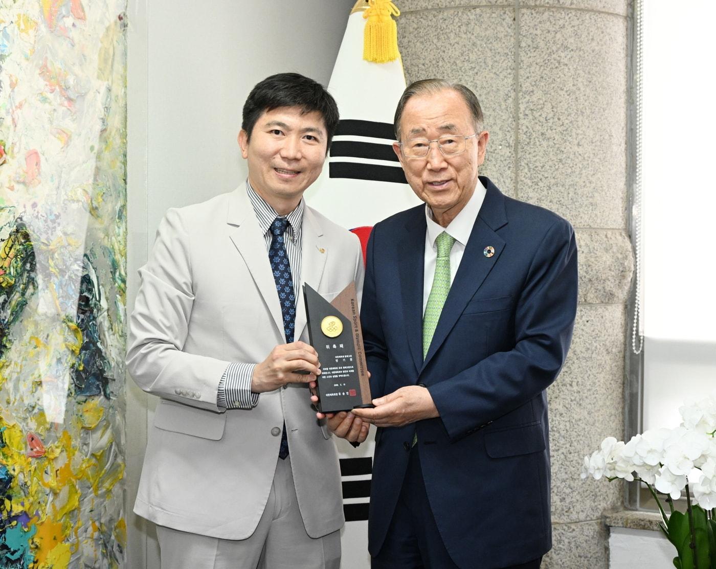 본문 이미지 - 대한체육회가 반기문 전 UN 사무총장(오른쪽)을 명예 고문으로 위촉했다. (체육회 제공)