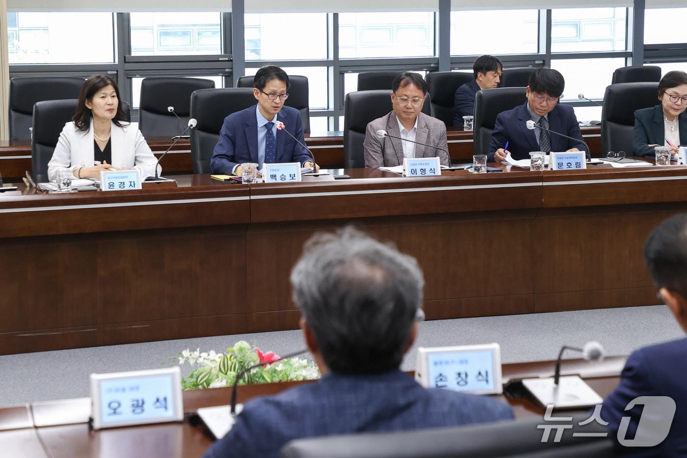 본문 이미지 - 백승보 조달청장이 21일 대구 달성군에 위치한 국가물산업클러스터에서 열린 간담회에서 물 산업 경쟁력 강화와 글로벌 진출 방안에 대해 논의하고 있다. (조달청 제공.재판매 및 DB금지)/뉴스1