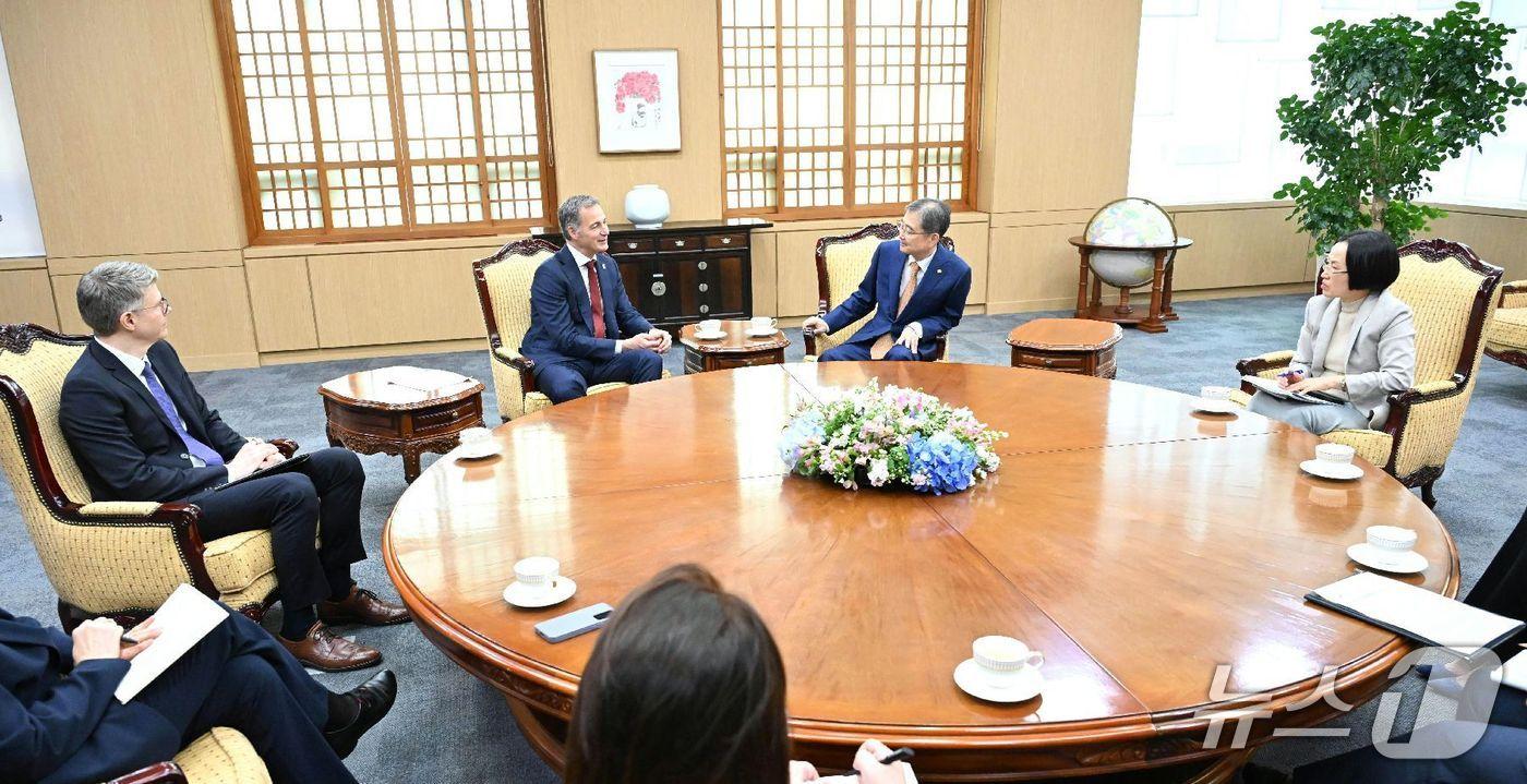 본문 이미지 - 21일 오후 서울 종로구 외교부 청사에서 조현 외교부 장관과 알렉산더 더크루 유엔개발계획(UNDP) 총재가 접견하는 모습 (외교부 제공)
