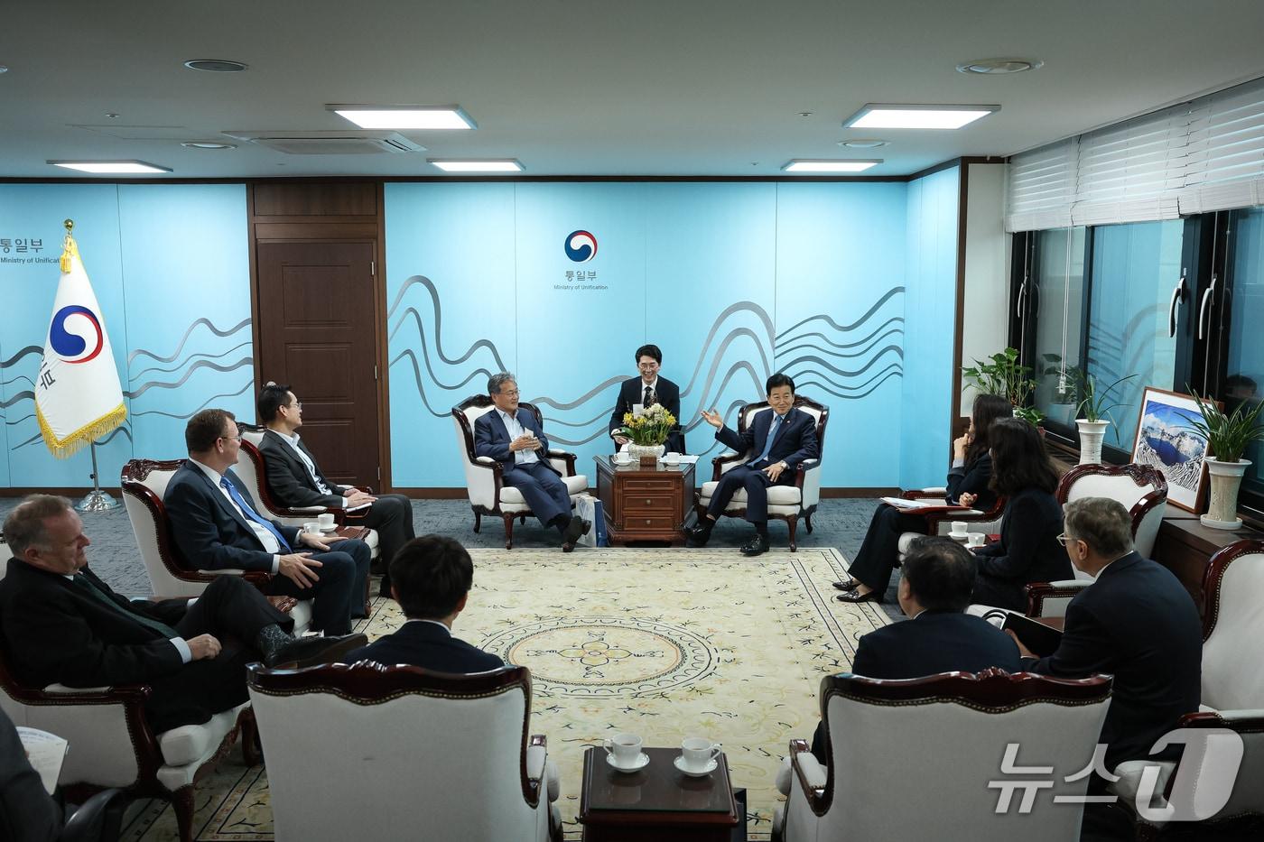 본문 이미지 - 정동영 통일부 장관은 21일 정부서울청사에서 미국 전문가들과 간담회를 개최했다 (통일부 제공)