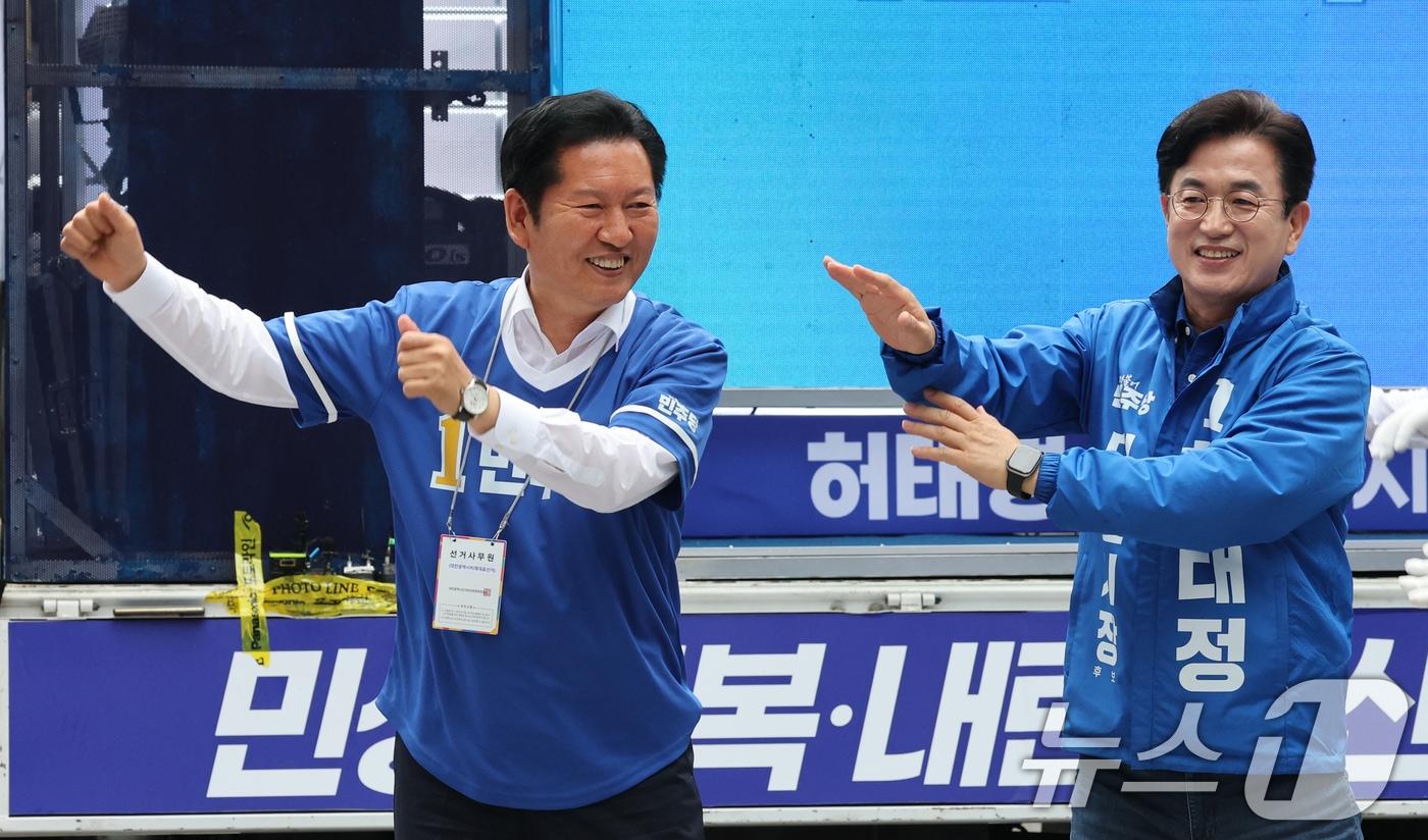 본문 이미지 - 정청래 더불어민주당 대표가 6.3 지방선거 공식 선거운동 첫 날인 21일 대전 중구 으능정이 문화거리에서 열린 지방선거 출정식에서 허태정 대전시장 후보와 함께 선거 율동을 하고 있다. 2026.5.21 ⓒ 뉴스1 김기태 기자