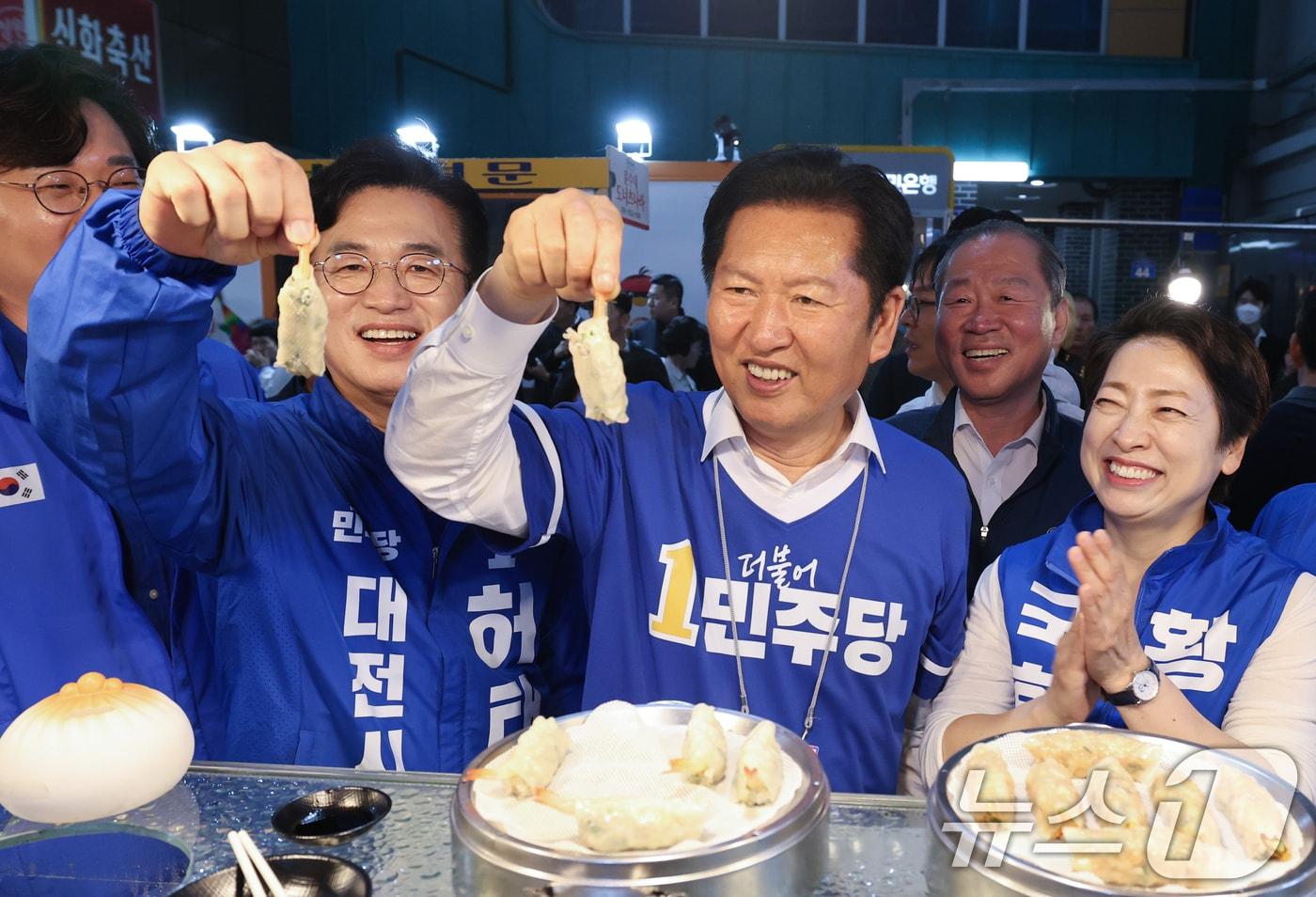 본문 이미지 - 정청래 더불어민주당 대표가 6.3 지방선거 공식 선거운동 첫 날인 21일 대전 중구 으능정이 문화거리에서 열린 지방선거 출정식을 마치고 중앙시장에서 민두를 들고 있다. 2026.5.21 ⓒ 뉴스1 김기태 기자