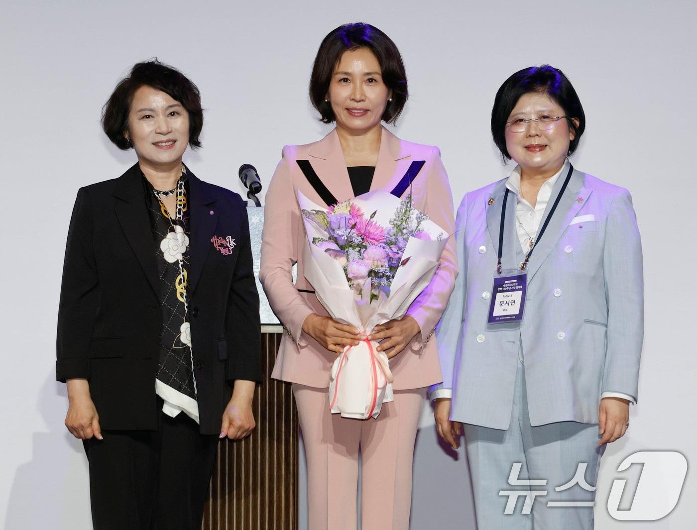 본문 이미지 - 김혜경 여사가 21일 서울의 한 호텔에서 열린 숙명 창학 120주년 기념 전야제에서 자랑스러운 숙명인상을 수상한 뒤 기념촬영을 하고 있다. (청와대통신사진기자단) 2026.5.21 ⓒ 뉴스1 이재명 기자