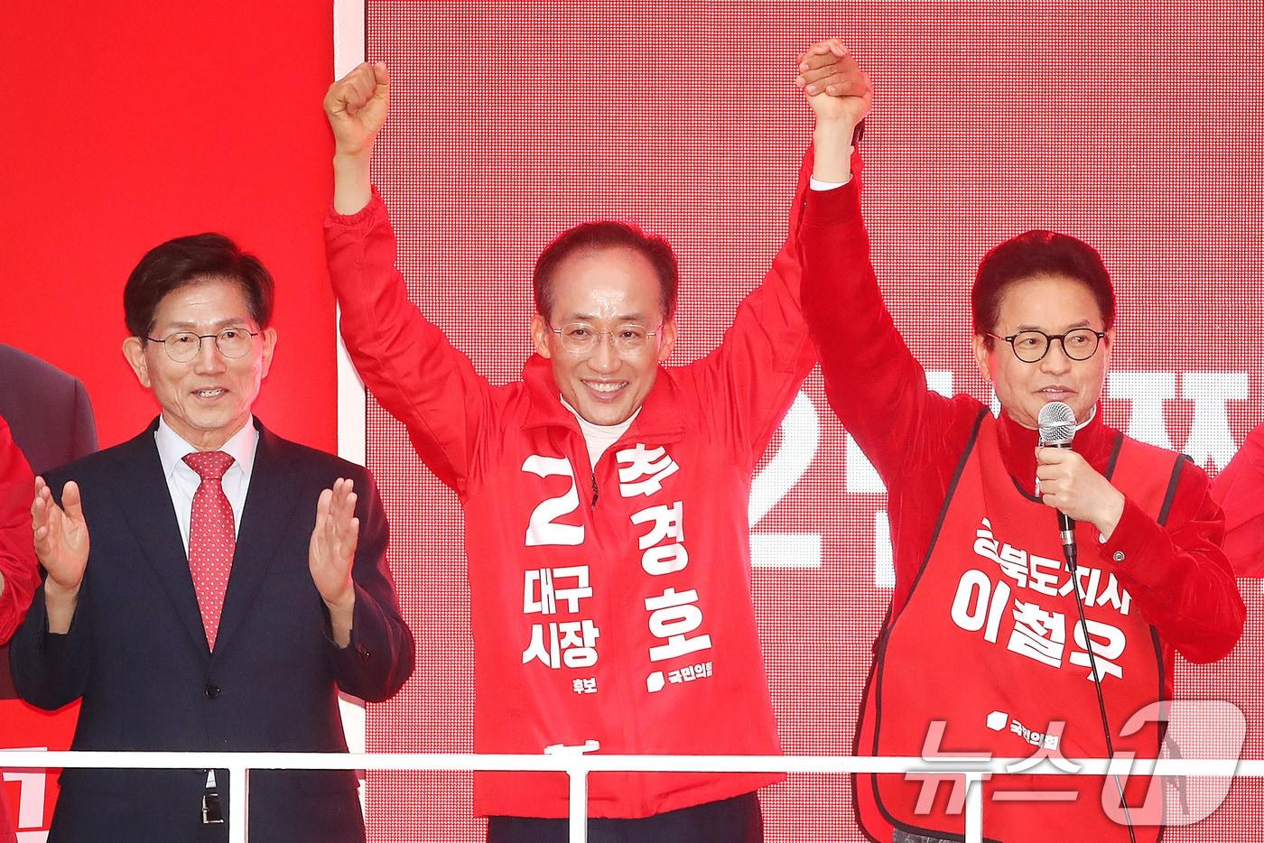 본문 이미지 - 이철우 국민의힘 경북도지사 후보와 추경호 대구시장 후보가 21일 오후 대구 남구 봉덕동 3차 순환도로 동편 개통로에서 열린 국민의힘 6·3 지방선거 대구경북 합동 출정식에서 유세차에 올라 필승을 다짐하고 있다. 2026.5.21 ⓒ 뉴스1 공정식 기자