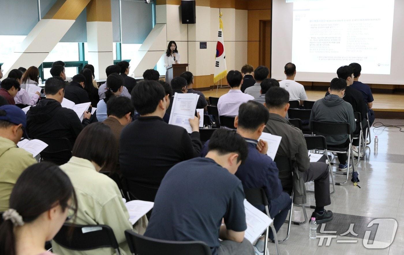 본문 이미지 - 21일, 한강청 대강당에서 열린 비점오염저감시설 ,관리자 교육에서 참가자들이 시설 적정 유지관리 방안을 배우고 있다.(한강청 제공)