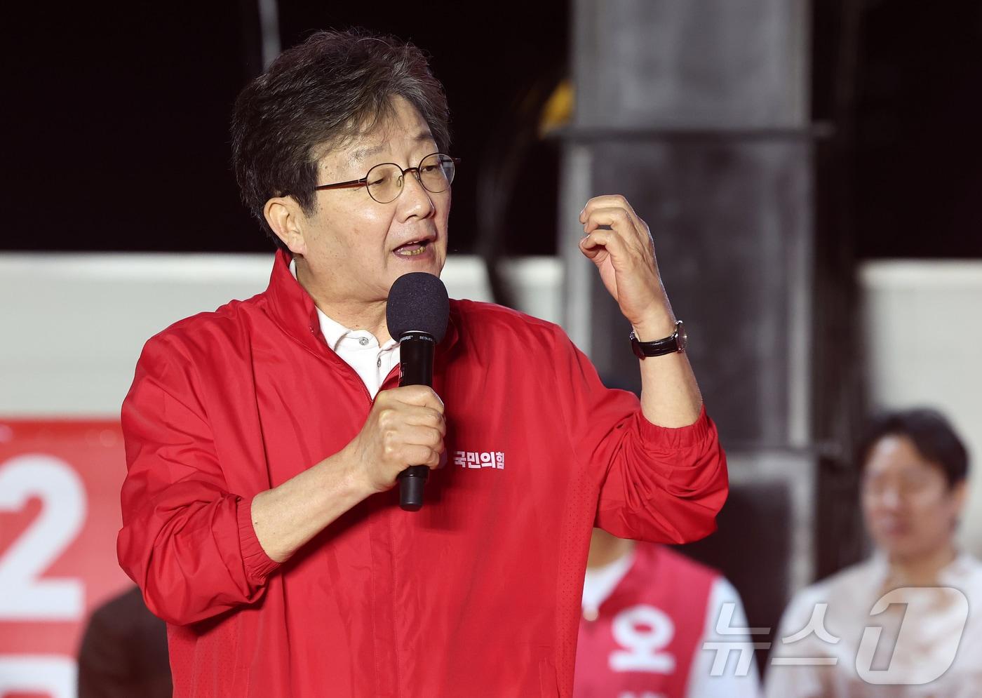 본문 이미지 - 유승민 전 의원이 제9회 전국동시지방선거 공식 선거운동이 시작된 21일 오후 서울 중구 청계광장에서 열린 오세훈 국민의힘 서울시장 후보 출정식에 참석해 지지 발언을 하고 있다. 2026.5.21 ⓒ 뉴스1 김진환 기자