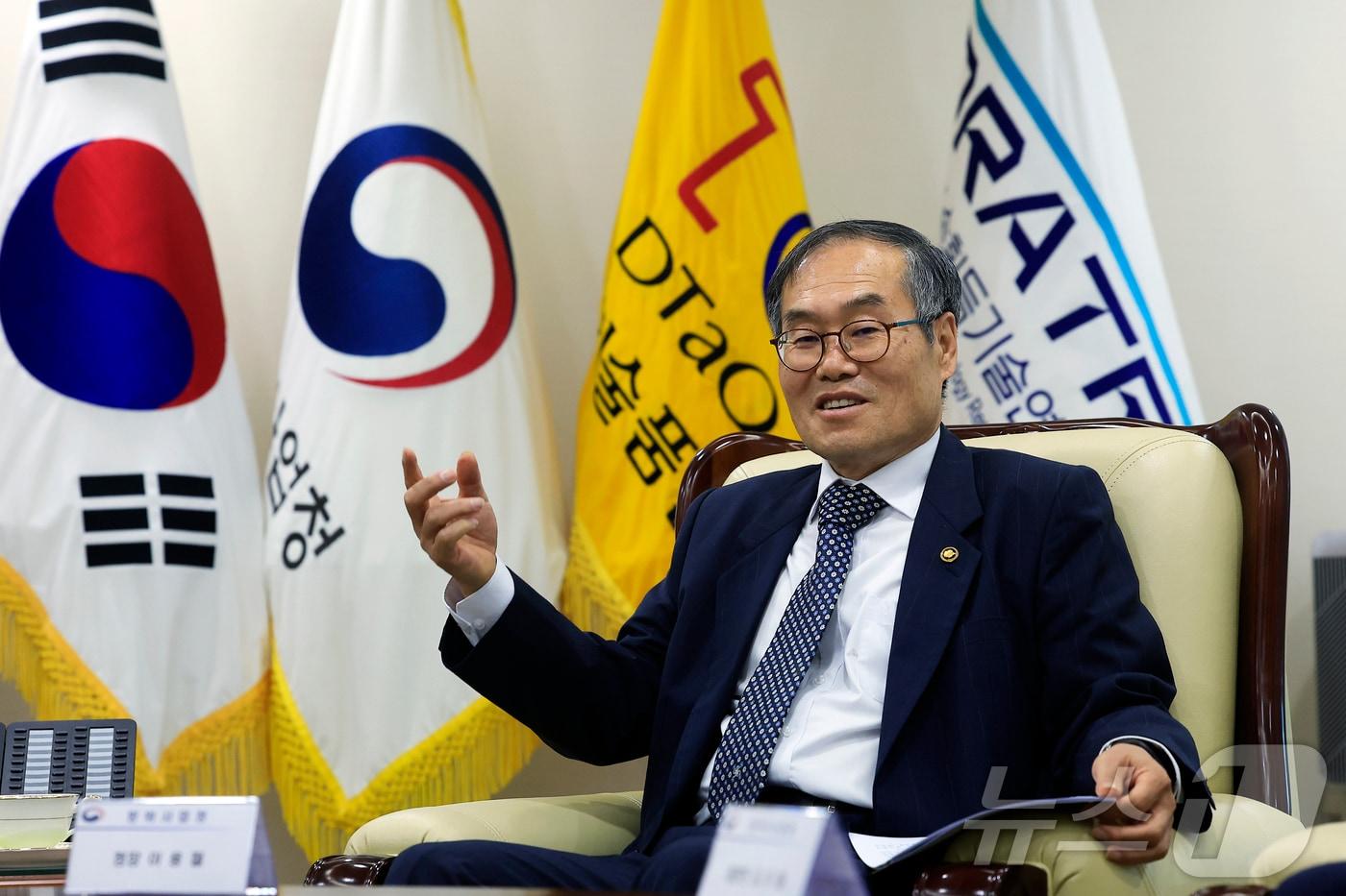 본문 이미지 - 이용철 방위사업청장이 21일 오후 경기도 과천시 관문로 정부과천청사 내 방위사업청에서 뉴스1과 인터뷰를 하고 있다. ⓒ 뉴스1 박정호 기자