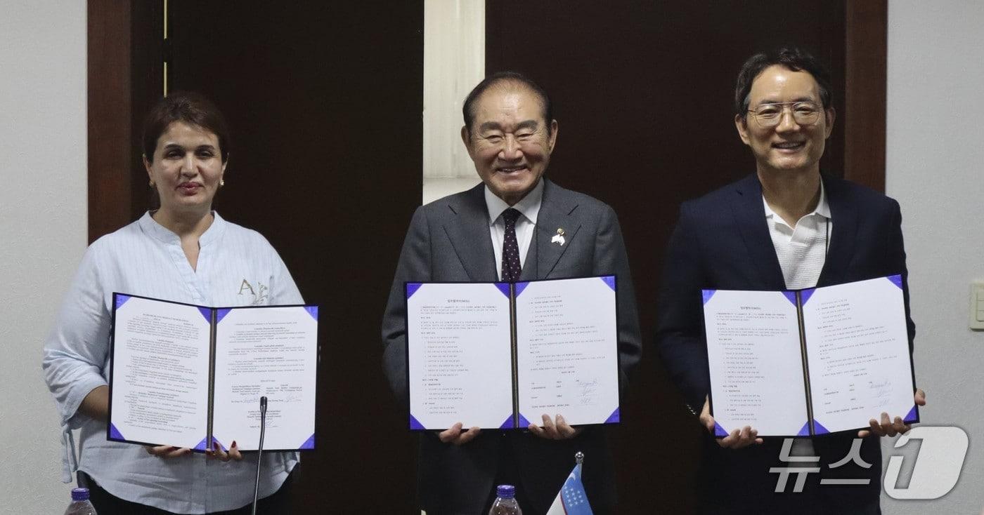 본문 이미지 - 21일 사단법인 통일문화연구원과 교육 전문기업 에듀윌, 우즈베키스탄의 세르겔리 직업훈련원 등 세 기관이 세르겔리 직업훈련원에서 3자 간 업무협약(MOU)을 공식 체결했다. 사진은 왼쪽부터 막수다 세르겔리 직업훈련원 부원장, 라종억 통일문화연구원 이사장, 에듀윌 양형남 대표. ⓒ 뉴스1 김정한 기자