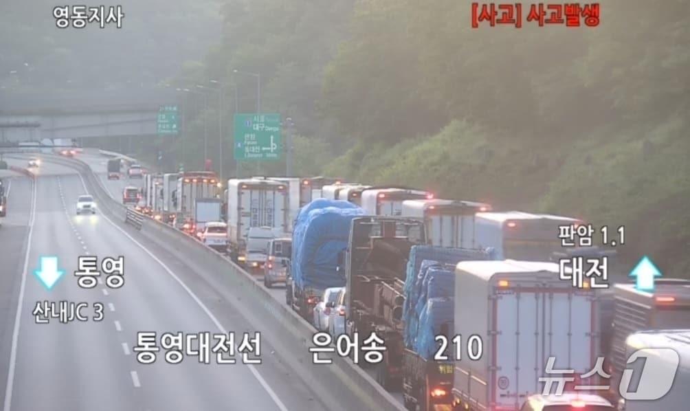 본문 이미지 - 화물차가 쓰러져 꽉 막힌 고속도로(한국도로공사 CCTV 화면 캡쳐) /뉴스1