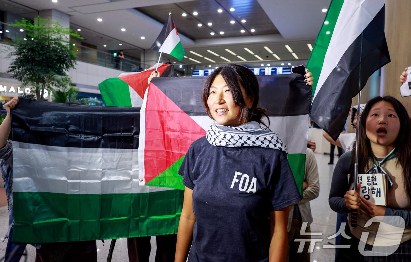 본문 이미지 - 이스라엘군에 나포됐던 활동가 김아현(활동명 해초)씨가 인천국제공항 1터미널을 통해 입국하고 있다. 2026.5.22 ⓒ 뉴스1 이호윤 기자