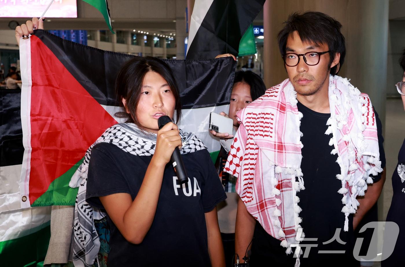 본문 이미지 - 이스라엘군에 나포됐던 활동가 김아현(활동명 해초)씨와 김동현씨가 22일 인천국제공항 1터미널을 통해 귀국해 인터뷰를 하고 있다. ⓒ 뉴스1 이호윤 기자