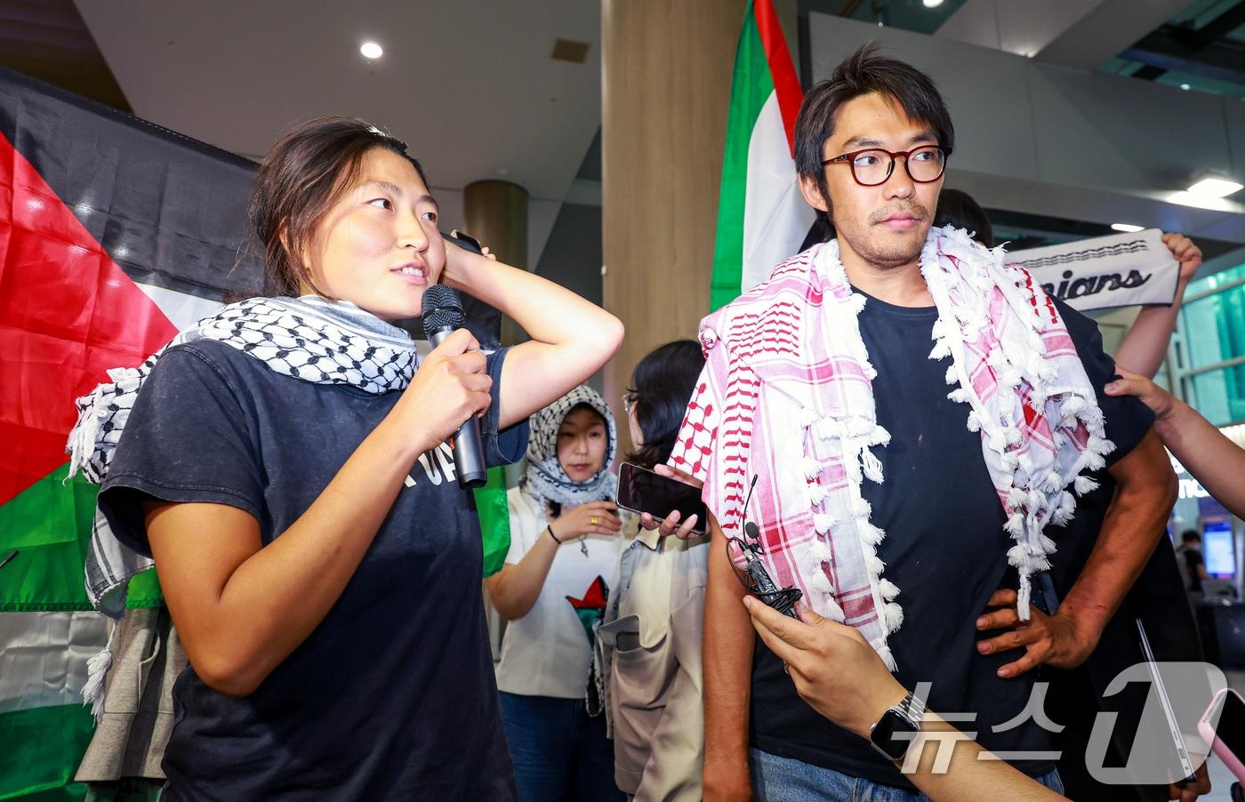 본문 이미지 - 이스라엘군에 나포됐던 활동가 김아현(활동명 해초)씨와 김동현씨가 22일 인천국제공항 1터미널을 통해 귀국해 인터뷰를 하고 있다. 2026.5.22 ⓒ 뉴스1 이호윤 기자