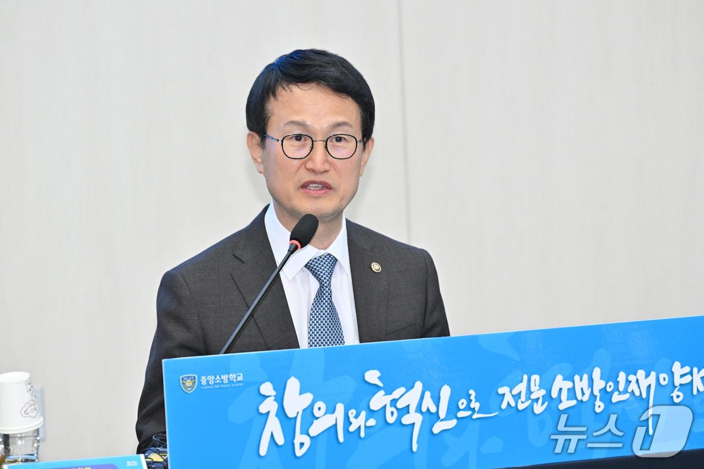 본문 이미지 - 김승룡 소방청장이 대구 EXCO에서 열린 '산·학·관 소방교육 관계자 간담회'에서 미래형 소방인재 양성을 위한 교육 혁신 방향에 대해 발언하고 있다.(소방청 제공)
