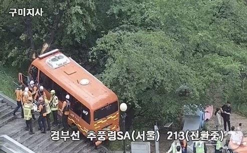 본문 이미지 - 21일 오후 4시 50분쯤 경북 김천시 봉산면 경부고속도로 추풍령휴게소에서 소방 버스가 나무를 들이받는 사고가 발생해 구조대원들이 부상자들을 옮기고 있다.(경북소방본부 제공. 재판매 및 DB 금지)2026.5.22/뉴스1