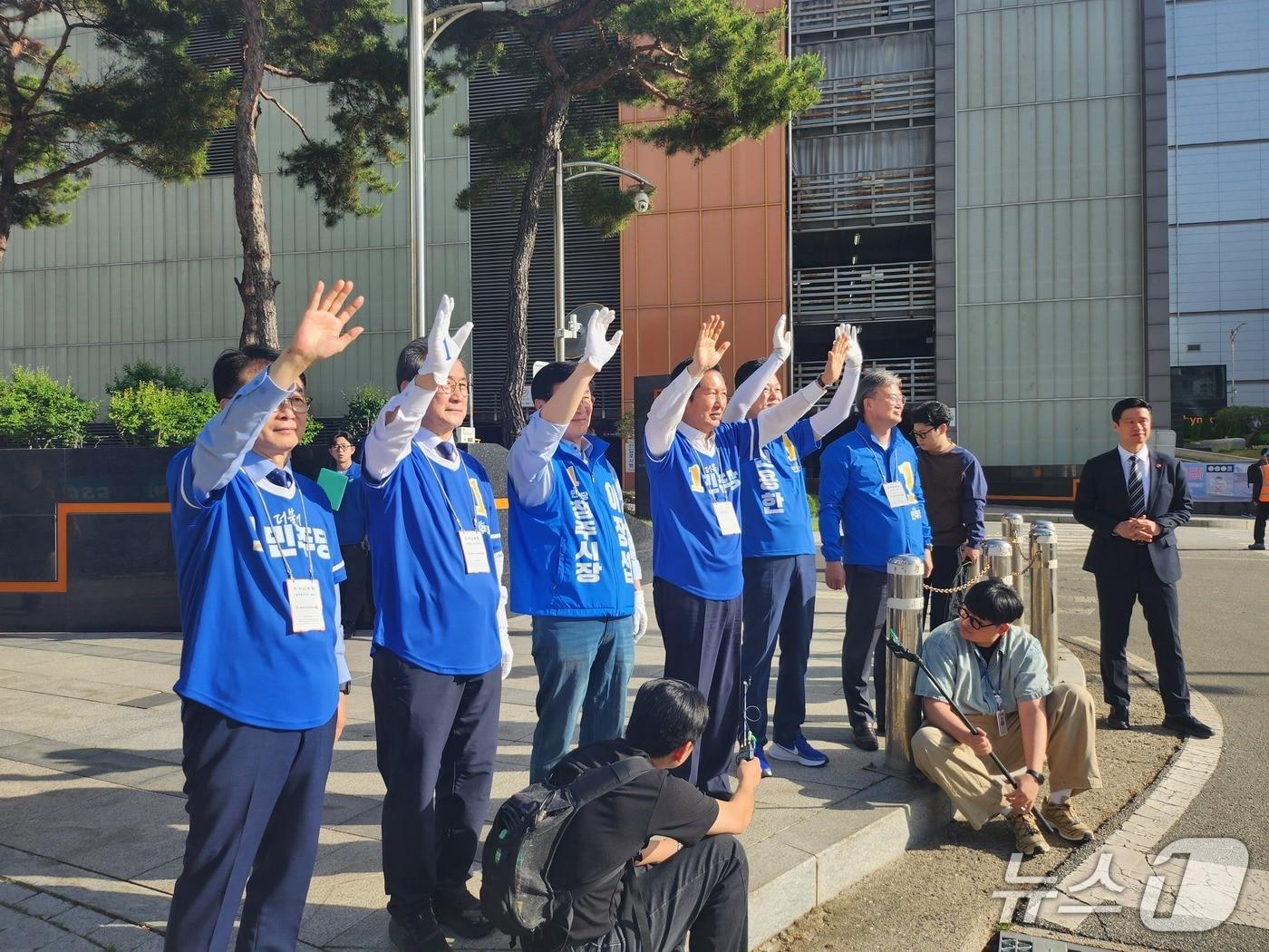 본문 이미지 - 정청래 더불어민주당 대표가 22일 충북 청주 SK하이닉스 3캠퍼스에서 출근길 인사를 하는 모습 2026.5.22 ⓒ 뉴스1 장성희 기자