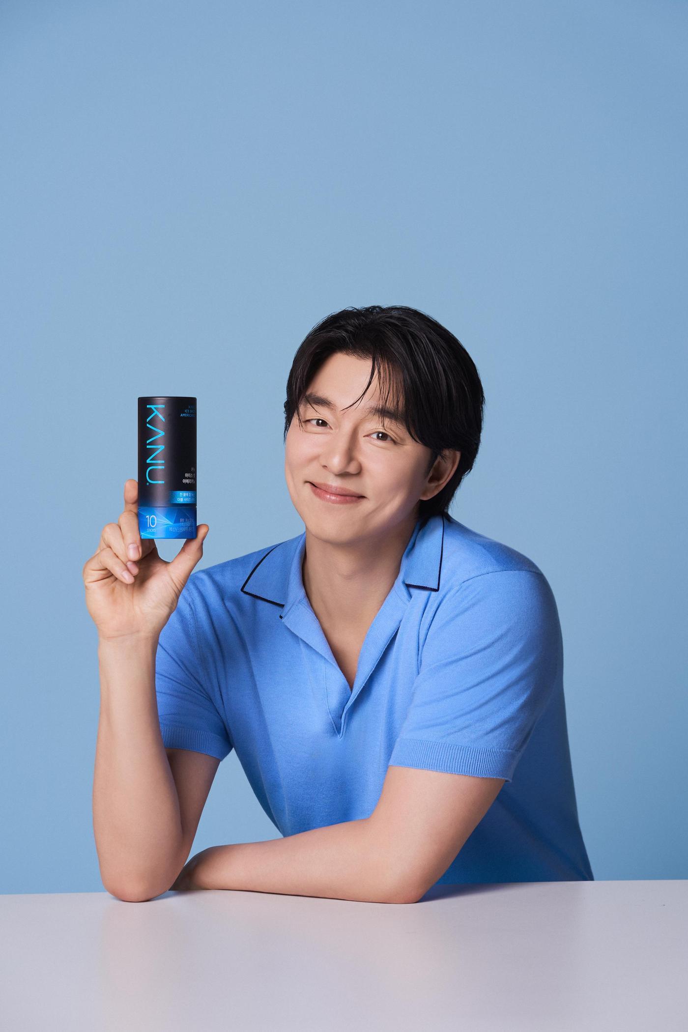 본문 이미지 - 동서식품 모델 공유가 '카누 아이스 샷 아메리카노' 제품을 들고 있다.(동서식품 제공)