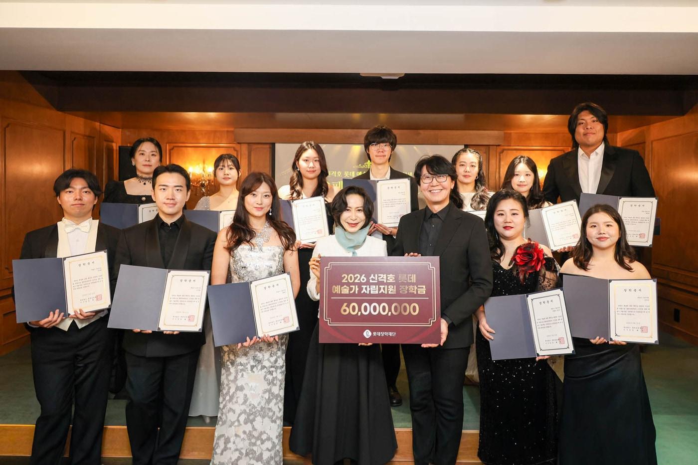 본문 이미지 - 신격호 롯데 예술가자립지원 장학생 오페라 갈라 콘서트 단체사진(롯데장학재단 제공)