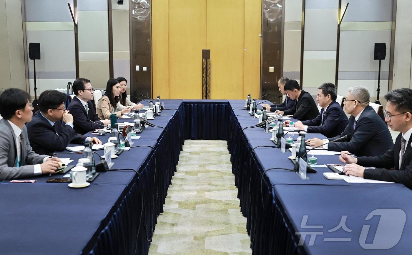 본문 이미지 - '아시아태평양경제협력공동체(APEC) 통상장관회의' 참석차 중국 쑤저우를 방문중인 여한구 산업통상부 통상교섭본부장이 지난 21일(현지시간) 리 청강 중국 상무부 국제무역협상대표와 면담을 하고 있다. (산업통상부 제공. 재판매 및 DB 금지) 2026.5.22 ⓒ 뉴스1
