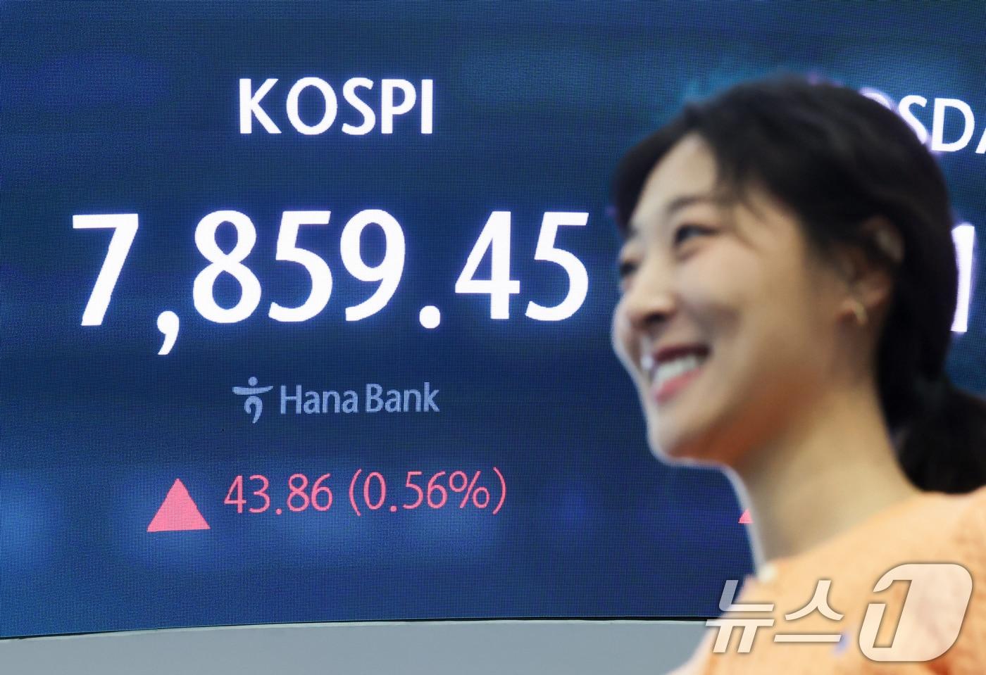 본문 이미지 - 코스피가 상승 출발한 22일 오전 서울 중구 하나은행 본점 딜링룸 전광판에 코스피 지수가 표시되고 있다.  2026.5.22 ⓒ 뉴스1 임지훈 인턴기자