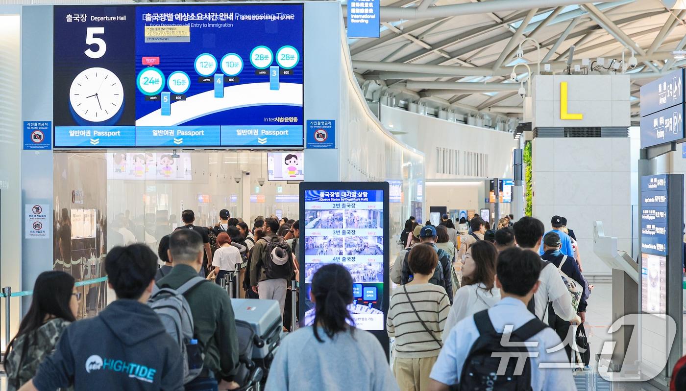본문 이미지 -  22일 인천국제공항 1터미널 출국장의 모습. 2026.5.22 ⓒ 뉴스1 이호윤 기자