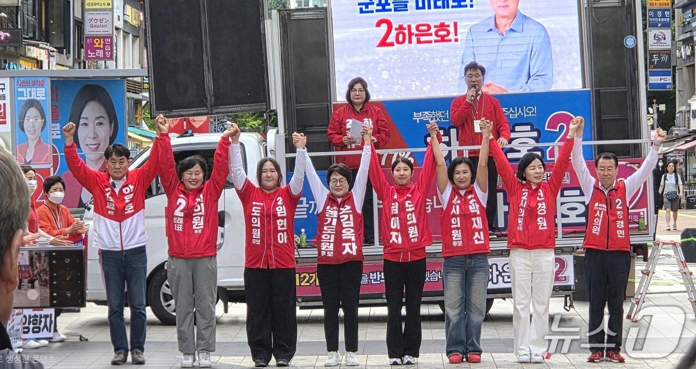 본문 이미지 - 하은호 국민의힘 경기 군포시장 후보(왼쪽 첫 번째)가 21일 군포시 산본로데오에서 공식선거운동 출정식을 열었다.  (하 후보 선거캠프 제공. 재판매 및 DB 금지) 2026.5.22/뉴스1