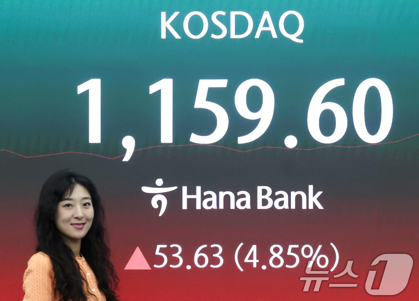 본문 이미지 - 코스닥이 급등하며 이틀 연속 매수 사이드카가 발동한 22일 오전 서울 중구 하나은행 본점 딜링룸 전광판에 코스닥 지수가 표시되고 있다. 이날 코스닥은 13.46포인트(1.22%) 오른 1119.43에 거래를 시작했다. ⓒ 뉴스1 임지훈 인턴기자