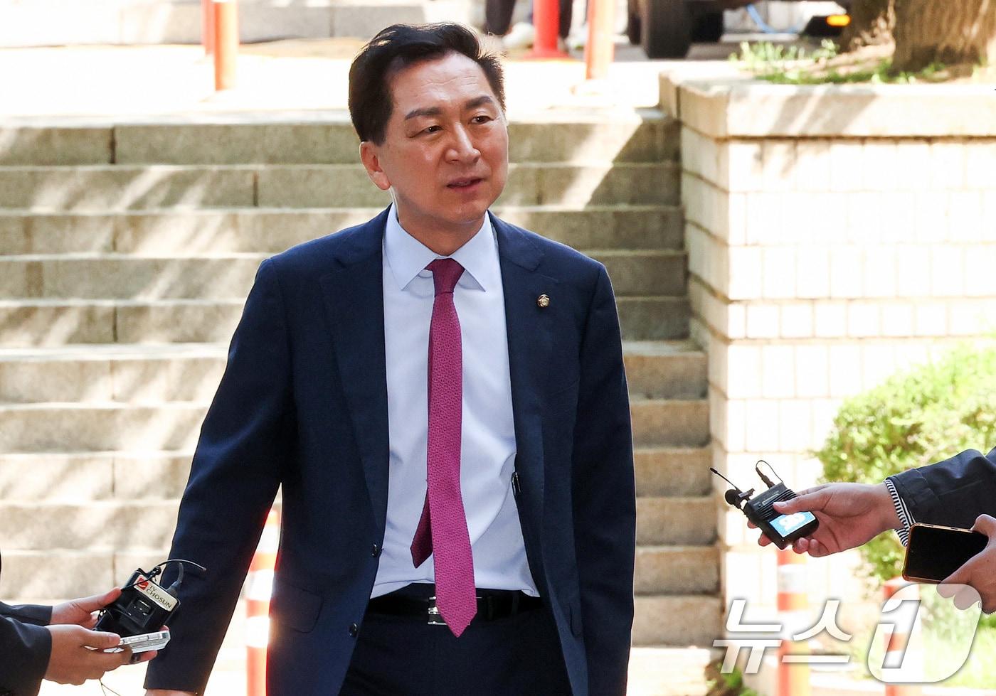 본문 이미지 - 김기현 국민의힘 의원이 22일 오전 서울 서초구 서울중앙지방법원에서 열린 첫 공판 기일에 출석하고 있다. 2026.5.22 ⓒ 뉴스1 최지환 기자