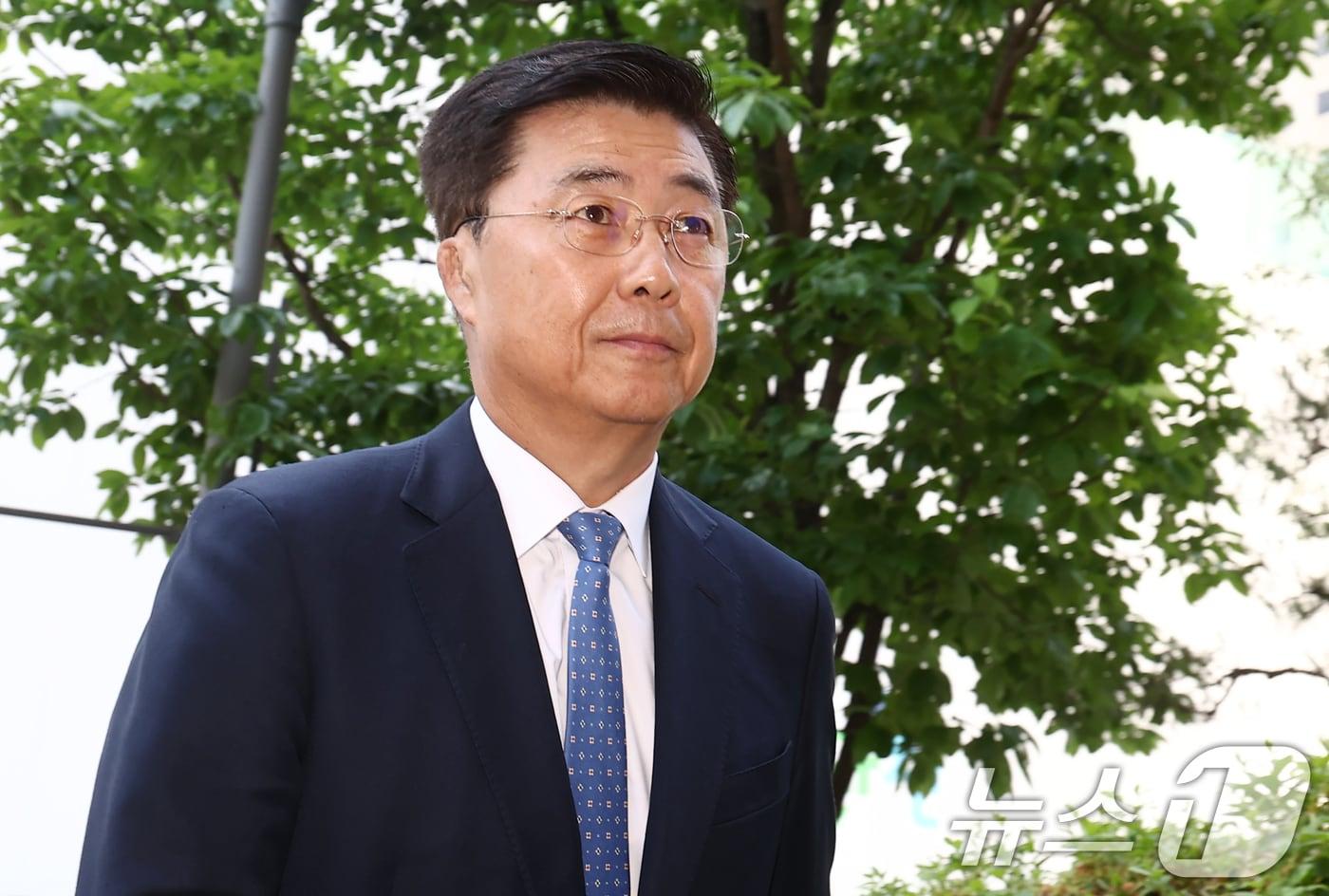 본문 이미지 - 홍장원 전 국가정보원 1차장이 22일 12·3 비상계엄 선포 직후 미국 등 주요 우방국에 계엄의 정당성을 옹호하는 메시지를 전달하도록 지시했다는 의혹과 관련해 피의자 조사를 받기 위해 경기 과천 2차 종합특검 사무실로 출석하고 있다. 2026.5.22 ⓒ 뉴스1 김민지 기자