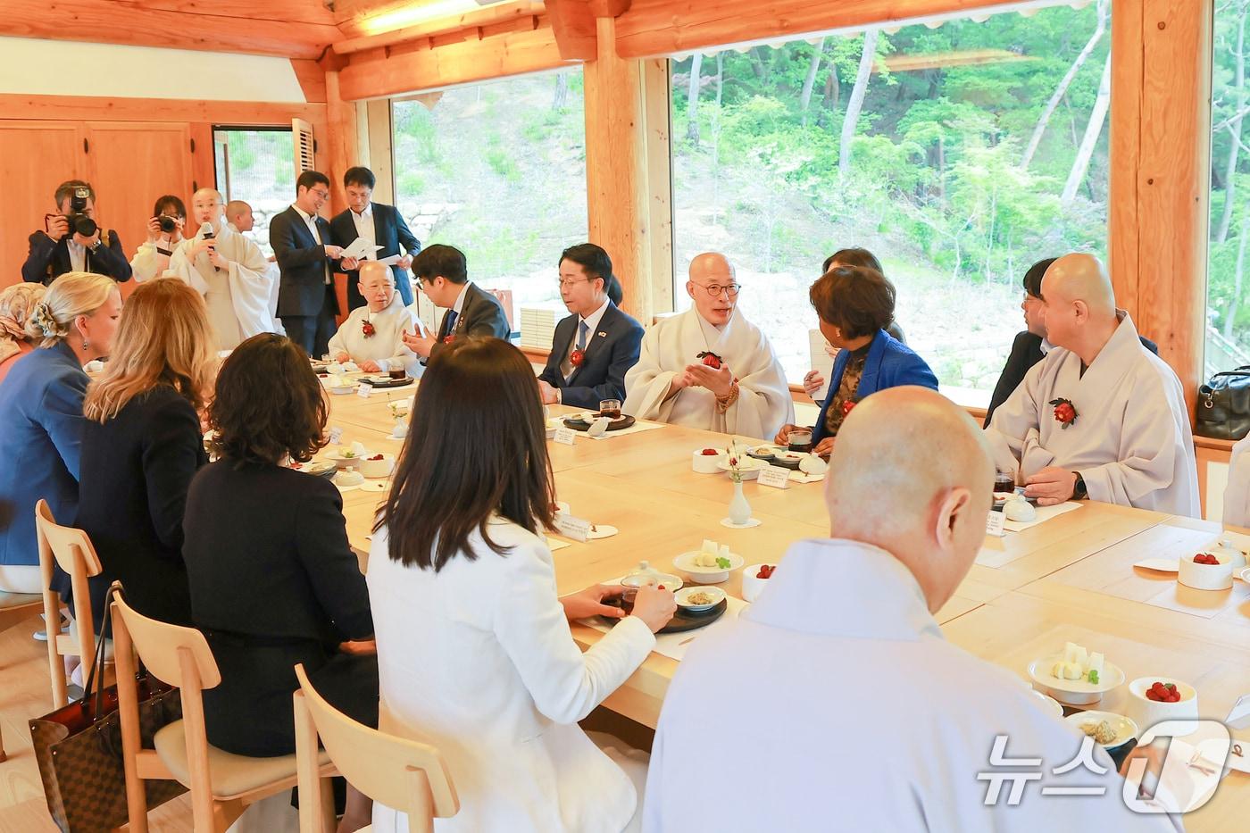본문 이미지 - 대한불교조계종과 글로벌 AI 허브 유치위원회가 '글로벌 AI 허브' 비전을 공유하기 위해 UN 기구 대표단 초청 행사를 21일 서울 진관사에서 열었다.