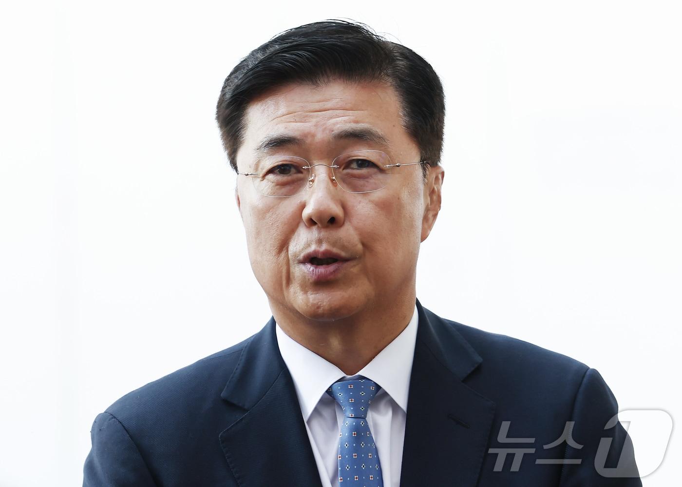 본문 이미지 - 홍장원 전 국가정보원 1차장이 지난달 22일 12·3 비상계엄 선포 직후 미국 등 주요 우방국에 계엄의 정당성을 옹호하는 메시지를 전달하도록 지시했다는 의혹과 관련해 피의자 조사를 받기 위해 경기 과천 2차 종합특검 사무실로 출석하기 위해 차량에서 내리고 있다. 2026.5.22 ⓒ 뉴스1 김민지 기자