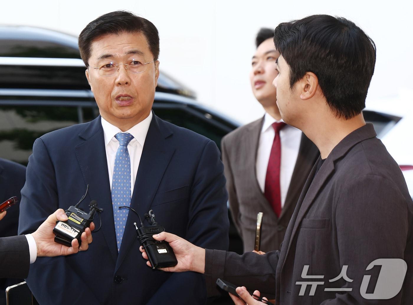 본문 이미지 - 홍장원 전 국가정보원 1차장이 22일 12·3 비상계엄 선포 직후 미국 등 주요 우방국에 계엄의 정당성을 옹호하는 메시지를 전달하도록 지시했다는 의혹과 관련해 피의자 조사를 받기 위해 경기 과천 2차 종합특검 사무실로 출석하며 취재진 질의에 답변하고 있다. 2026.5.22 ⓒ 뉴스1 김민지 기자
