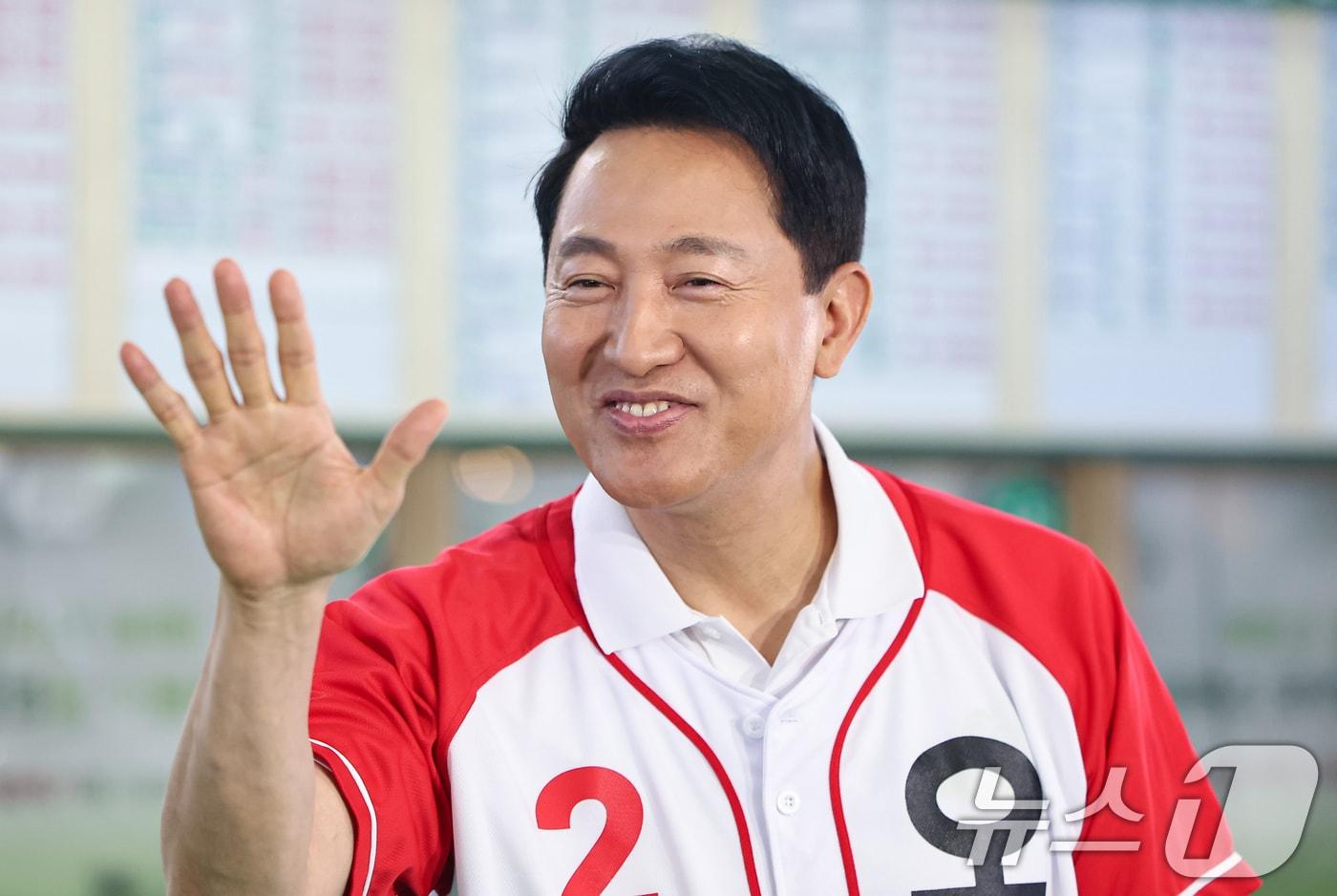본문 이미지 - 오세훈 국민의힘 서울시장 후보가 22일 서울 광진구 동서울종합터미널에서 대시민 메시지를 발표하기 전 지지자들에게 응원 자제를 부탁하고 있다. 2026.5.22 ⓒ 뉴스1 김도우 기자