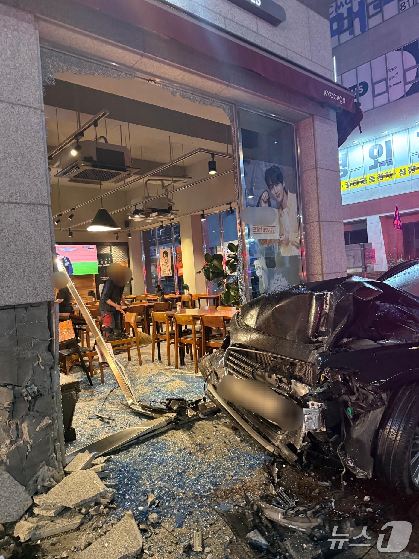 본문 이미지 - 21일 오후 11시 45분쯤 전남 순천 도심에서 상가로 돌진한 차량의 사고 모습.(사진=전남소방본부 제공. 재판매 및 DB 금지)